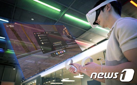 VR 디바이스 오큘러스 퀘스트2를 이용하는 모습(SK텔레콤 제공). 2021.8.24/뉴스1