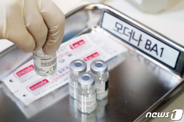 동절기 신종 코로나바이러스 감염증(코로나19) 백신 추가 접종 대상이 10월27일부터 18세 이상 성인으로 전면 확대됐다. 2022.10.26/뉴스1 ⓒ News1 민경석 기자