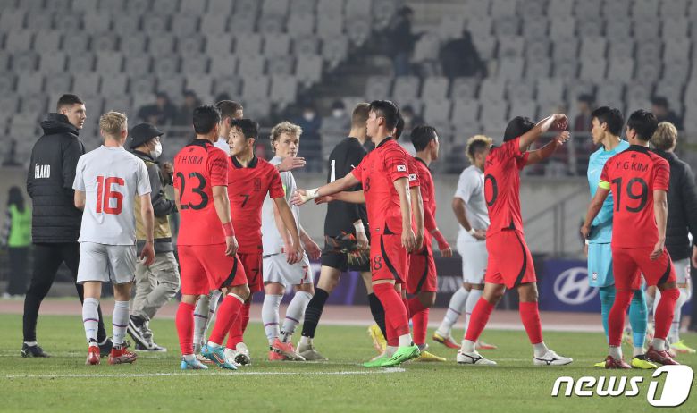 11일 오후 경기 화성시 화성종합경기타운 주경기장에서 열린 축구 국가대표팀 친선전 대한민국과 아이슬란드의 경기에서 1-0으로 승리한 대한민국 선수들이 기뻐하고 있다. 2022.11.11/뉴스1 ⓒ News1 김민지 기자