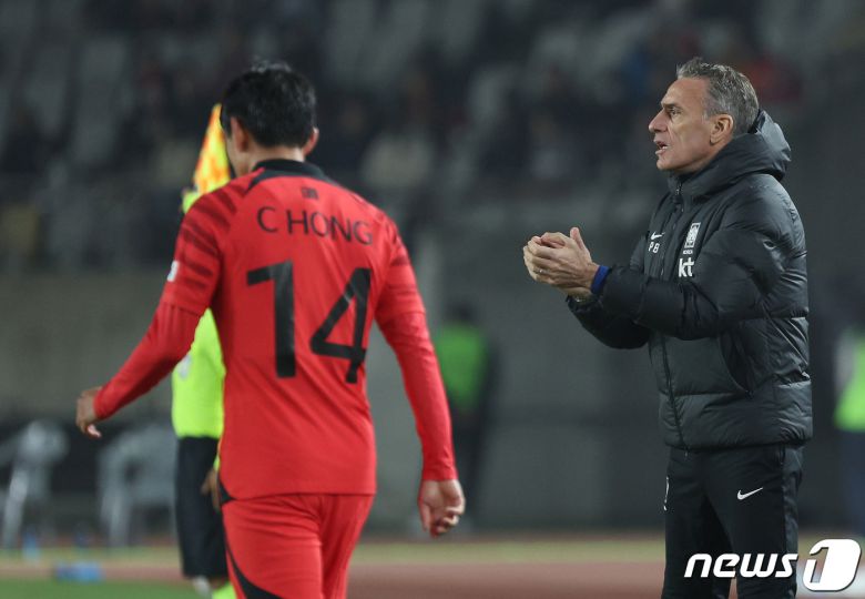 파울루 벤투 감독이 11일 오후 경기 화성시 화성종합경기타운 주경기장에서 열린 축구 국가대표팀 친선전 대한민국과 아이슬란드의 경기 후반전에서 선수들에게 박수를 보내고 있다. 2022.11.11/뉴스1 ⓒ News1 이동해 기자