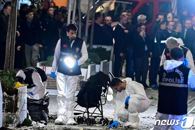 13일(현지시간) 튀르키예 이스탄불의 이스티크랄 거리에서 원인이 밝혀지지 않은 강력한 폭발 사고가 발생해 87명이 사상한 현장서 경찰이 조사를 하고 있다. ⓒ AFP=뉴스1 ⓒ News1 우동명 기자