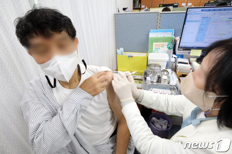 한 시민이 신종 코로나바이러스 감염증(코로나19) 오미크론 BA.4/5 변이 기반 화이자 2차 개량백신(2가백신) 접종을 받고 있다. 2022.11.14/뉴스1 ⓒ News1 황기선 기자