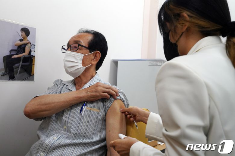 15일 오전 서울 동대문구보건소에서 어르신이 신종 코로나 바이러스 감염증(코로나19) 백신을 접종하고 있다.  2022.7.15/뉴스1 ⓒ News1 황기선 기자