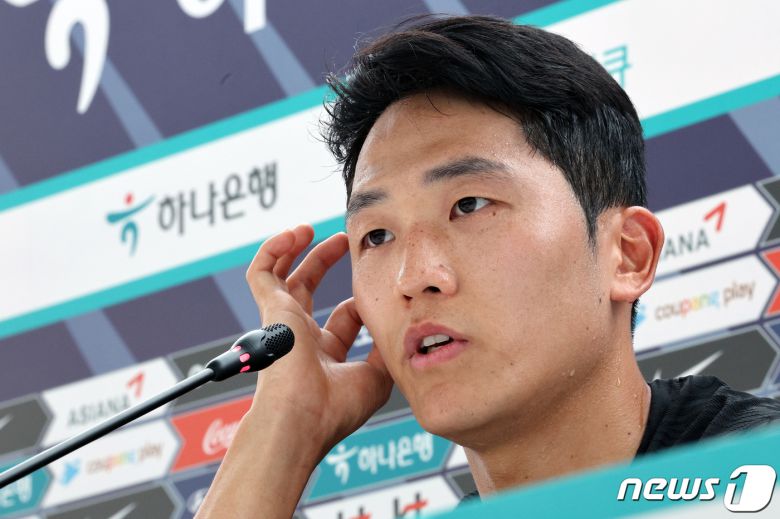 파울루 벤투 감독이 이끄는 대한민국 축구대표팀 나상호가 19일(현지시간) 카타르 도하 알 에글라 트레이닝센터에서 오전 훈련을 마친 뒤 취재진과 인터뷰를 하고 있다. 2022.11.19/뉴스1 ⓒ News1 이동해 기자