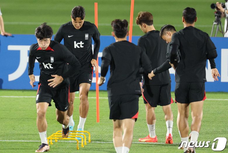 파울루 벤투 감독이 이끄는 월드컵 축구대표팀이 14일 오후(현지시간) 카타르 도하 알 에글라 트레이닝센터에서 첫 훈련을 하고 있다. 벤투호는 오는 24일 오후 10시(한국시간) 우루과이와의 경기를 시작으로 가나(28일 오후 10시), 포르투갈(12월3일 오전 0시)과 차례로 조별리그를 치른다.2022.11.15/뉴스1 ⓒ News1 이광호 기자