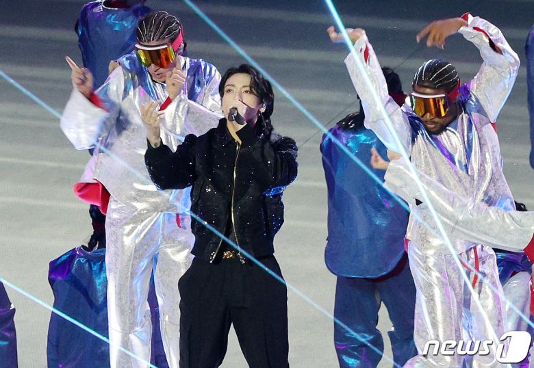 그룹 방탄소년단(BTS) 정국이 20일 오후(현지시간) 카타르 알코르 알베이트 스타디움에서 열린 2022 카타르 월드컵 개막식에서 월드컵 공식 사운드트랙 '드러머스' 무대를 선보이고 있다. 2022.11.21/뉴스1 ⓒ News1 이동해 기자