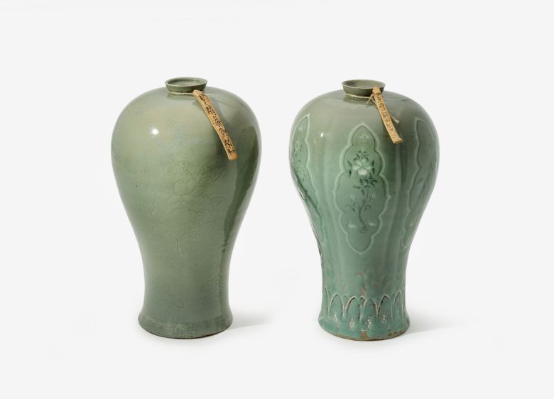 청자 음각연화절지문 매병 및 죽찰(왼쪽)과 청자 상감국화모란유로죽문 매병 및 죽찰.(국립해양문화재연구소 제공)