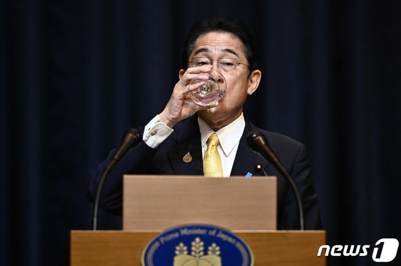 기시다 후미오 일본 총리가 19일(현지시간) 태국 방콕에서 열린 아시아태평양경제협력치(APEC) 정상회의에서 기자회견을 하며 물을 마시고 있다. ⓒ AFP=뉴스1 ⓒ News1 강민경 기자