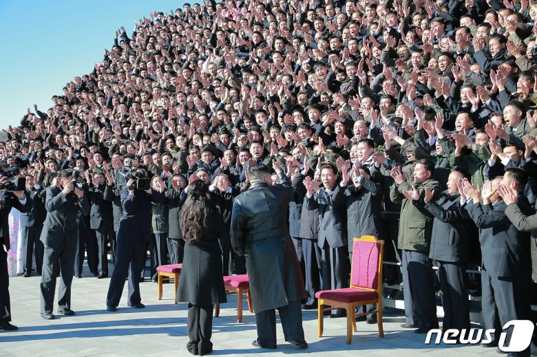 (평양 노동신문=뉴스1) = 김정은 북한 노동당 총비서가 신형 대륙간탄도미사일(ICBM) '화성-17형' 시험발사 성공에 기여한 공로자들과 기념사진을 찍었다고 27일 당 기관지 노동신문이 보도했다. 사진 촬영현장엔 '화성-17형' 발사현장에 동행한 김 총비서 둘째딸도 함께했다. [국내에서만 사용가능. 재배포 금지. DB 금지. For Use Only in the Republic of Korea. Redistribution Prohibited] rodongphoto@news1.kr