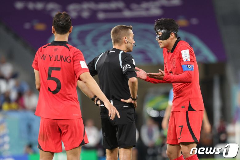 24일 오후(현지시간) 카타르 알라이얀 에듀케이션 시티 스타디움에서 열린 2022 카타르 월드컵 조별리그 H조 1차전 대한민국과 우루과이의 경기에서 손흥민이 심판에게 어필하고 있다. 2022.11.24/뉴스1 ⓒ News1 이동해 기자