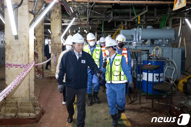 원희룡 국토교통부 장관이 26일 오후 경북 포스코 포항제철소를 방문해 화물연대의 집단운송거부로 인한 철강업계의 피해 상황 등을8 청취하고 있다.(국토교통부 제공) 2022.11.26/뉴스1 ⓒ News1 민경석 기자
