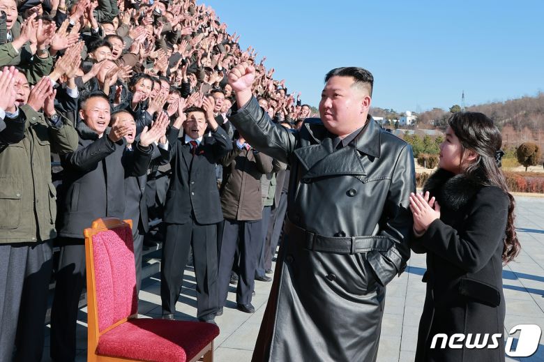 (평양 노동신문=뉴스1) = 김정은 북한 노동당 총비서가 신형 대륙간탄도미사일(ICBM) '화성-17형' 시험발사 성공에 기여한 공로자들과 기념사진을 찍었다고 27일 당 기관지 노동신문이 보도했다. 사진 촬영현장엔 '화성-17형' 발사현장에 동행한 김 총비서 둘째딸도 함께했다. [국내에서만 사용가능. 재배포 금지. DB 금지. For Use Only in the Republic of Korea. Redistribution Prohibited] rodongphoto@news1.kr