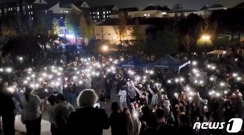 26일(현지시간) 늦은 오후 중국 장쑤성 난징 소재 중국전매대에서도 정부의 고강도 방역 정책에 반발하는 대규모 집회가 벌어지고 있다. 중국은 지난 24일부터 신장 우루무치를 시작으로 수도 베이징, 상하이, 난징, 우한, 광저우 등에서 집권 3기를 시작한 시진핑 주석 퇴진 요구와 함께 제로 코로나 정책 반대 시위가 확산되고 있다. 2022.11.26 ⓒ 로이터=뉴스1 ⓒ News1 정윤미 기자