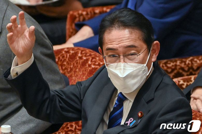 25일(현지시간) 기시다 후미오 일본 총리가 참의원 예산위원회 회의에서 질문에 답변하기 위해 손을 들었다. 22.11.25 ⓒ AFP=뉴스1 ⓒ News1 김예슬 기자