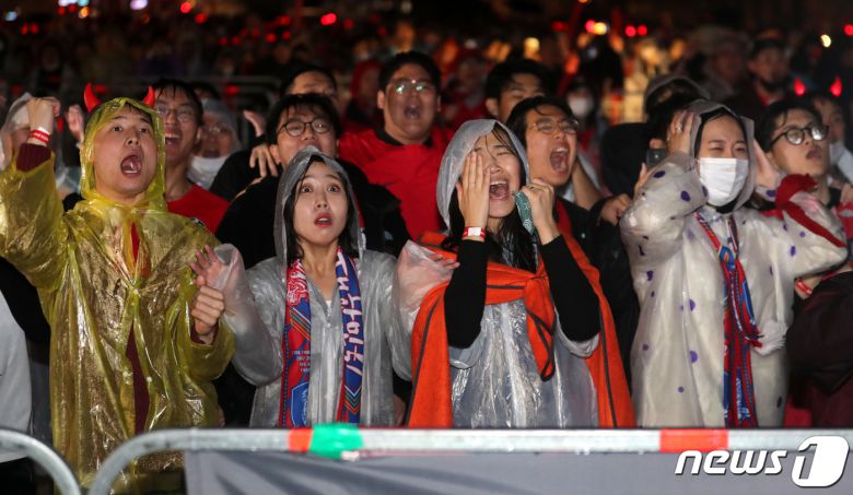 붉은악마와 시민들이 28일 밤 서울 광화문광장에서 2022 카타르 월드컵 H조 조별리그 2차전 대한민국과 가나의 경기를 응원하며 후반 2대3으로 끌려가자 아쉬워하고 있다. 2022.11.28/뉴스1 ⓒ News1 김진환 기자