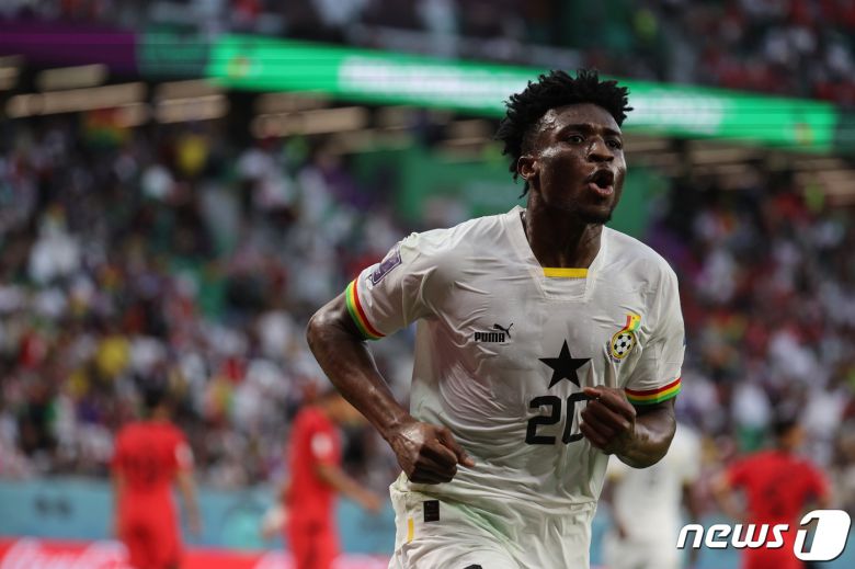 28일 오후(현지시간) 카타르 알라이얀 에듀케이션 시티 스타디움에서 열린 2022 카타르 월드컵 조별리그 H조 2차전 대한민국과 가나의 경기에서 가나 모하메드 쿠두스가 추가 골 득점 후 환호 하고 있다. 2022.11.28/뉴스1 ⓒ News1 이광호 기자