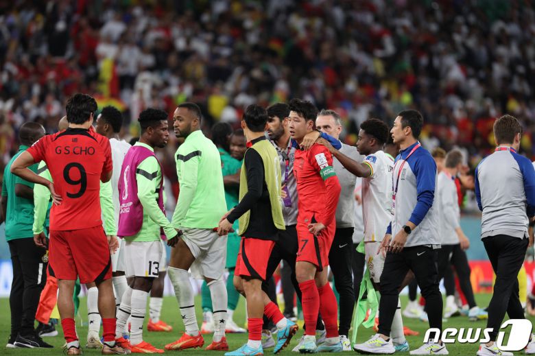 28일 오후(현지시간) 카타르 알라이얀 에듀케이션 시티 스타디움에서 열린 2022 카타르 월드컵 조별리그 H조 2차전 대한민국과 가나의 경기에서 대한민국 손흥민이 2대3으로 경기를 마친 후 아쉬워하고 있다. 2022.11.29/뉴스1 ⓒ News1 이광호 기자