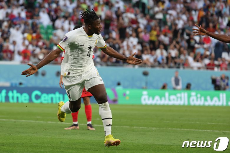 28일 오후(현지시간) 카타르 알라이얀 에듀케이션 시티 스타디움에서 열린 2022 카타르 월드컵 조별리그 H조 2차전 대한민국과 가나의 경기에서 가나 모하메드 살리수가 득점 후 환호하고 있다. 2022.11.28/뉴스1 ⓒ News1 이광호 기자