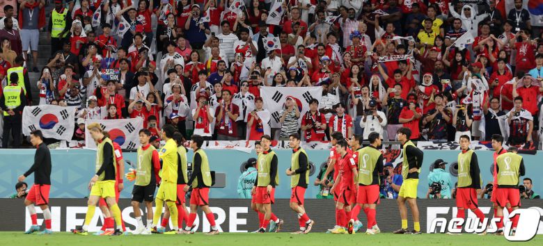 28일 오후(현지시간) 카타르 알라이얀 에듀케이션 시티 스타디움에서 열린 2022 카타르 월드컵 조별리그 H조 2차전 대한민국과 가나의 경기에서 붉은악마들이 선수들을 향해 박수를 보내고 있다. 경기 결과는 한국의 2대3 석패. 2022.11.29/뉴스1 ⓒ News1 이동해 기자