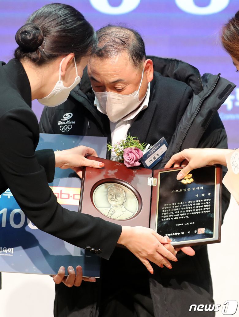 '국민 마라토너' 이봉주가 29일 오후 서울 송파구 올림픽파크텔에서 열린 '2022 대한민국 스포츠영웅 헌액식'에서 상패를 받고 있다. 2022.11.29/뉴스1 ⓒ News1 구윤성 기자