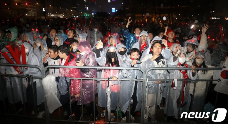 붉은악마와 시민들이 28일 밤 서울 광화문광장에서 2022 카타르 월드컵 H조 조별리그 2차전 대한민국과 가나의 경기를 보며 후반 조규성의 동점골이 터지자 환호하고 있다. 2022.11.28/뉴스1 ⓒ News1 김진환 기자