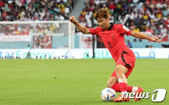 김진수가 28일 오후(현지시간) 카타르 알라이얀 에듀케이션 시티 스타디움에서 열린 2022 카타르 월드컵 조별리그 H조 2차전 대한민국과 가나의 경기에서 돌파를 시도하고 있다. 경기 결과는 한국의 2대3 석패. 2022.11.28/뉴스1 ⓒ News1 이동해 기자