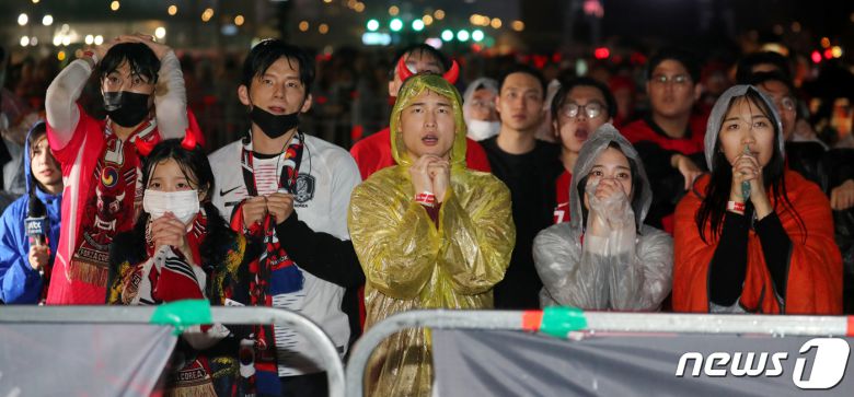 붉은악마와 시민들이 28일 밤 서울 광화문광장에서 2022 카타르 월드컵 H조 조별리그 2차전 대한민국과 가나의 경기를 응원하고 있다. 2022.11.28/뉴스1 ⓒ News1 김진환 기자