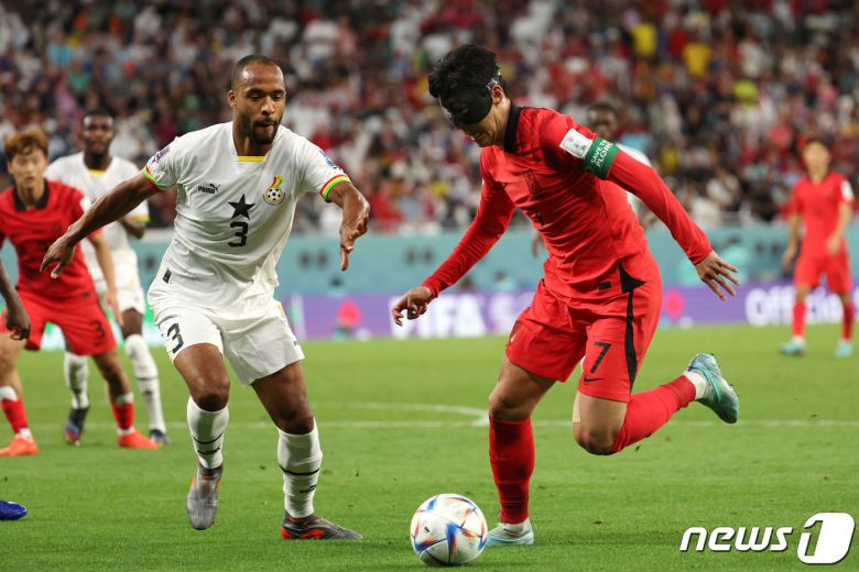 28일 오후(현지시간) 카타르 알라이얀 에듀케이션 시티 스타디움에서 열린 2022 카타르 월드컵 조별리그 H조 2차전 대한민국과 가나의 경기에서 대한민국 손흥민이 상대문전을 향해 돌파를 시도하고 있다. 2022.11.29/뉴스1 ⓒ News1 이광호 기자