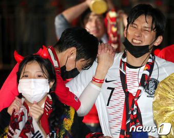 붉은악마와 시민들이 28일 밤 서울 광화문광장에서 2022 카타르 월드컵 H조 조별리그 2차전 대한민국과 가나의 경기를 응원하며 후반 2대3으로 끌려가자 아쉬워하고 있다. 2022.11.28/뉴스1 ⓒ News1 김진환 기자