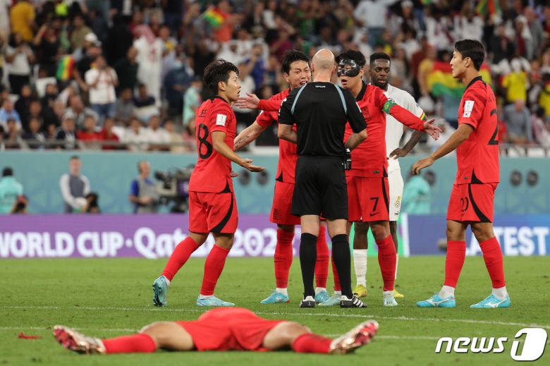 28일 오후(현지시간) 카타르 알라이얀 에듀케이션 시티 스타디움에서 열린 2022 카타르 월드컵 조별리그 H조 2차전 대한민국과 가나의 경기에서 손흥민, 이강인 등이 마지막 코너킥 상황에 종료 휘슬을 분 앤서니 테일러 주심에게 항의하고 있다. 2022.11.28/뉴스1 ⓒ News1 이광호 기자