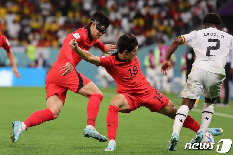 28일 오후(현지시간) 카타르 알라이얀 에듀케이션 시티 스타디움에서 열린 2022 카타르 월드컵 조별리그 H조 2차전 대한민국과 가나의 경기에서 대한민국 손흥민과 이강인이 가나의 램프티를 수비하고 있다. 2022.11.29/뉴스1 ⓒ News1 이광호 기자