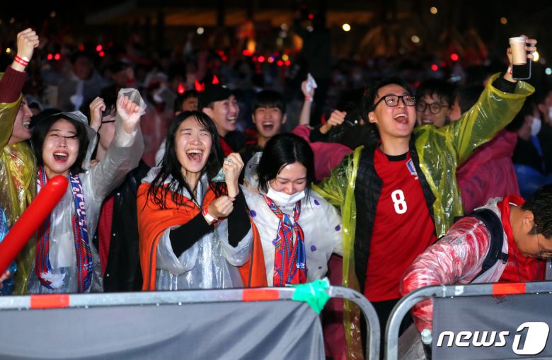 붉은악마와 시민들이 28일 밤 서울 광화문광장에서 2022 카타르 월드컵 H조 조별리그 2차전 대한민국과 가나의 경기를 보며 후반 조규성의 동점골이 터지자 환호하고 있다. 2022.11.28/뉴스1 ⓒ News1 김진환 기자