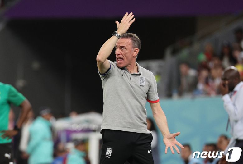 파울루 벤투 대한민국 축구대표팀 감독이 28일 오후(현지시간) 카타르 알라이얀 에듀케이션 시티 스타디움에서 열린 2022 카타르 월드컵 조별리그 H조 2차전 가나와의 경기에서 심판 판정에 항의하고 있다. 2022.11.29/뉴스1 ⓒ News1 이광호 기자