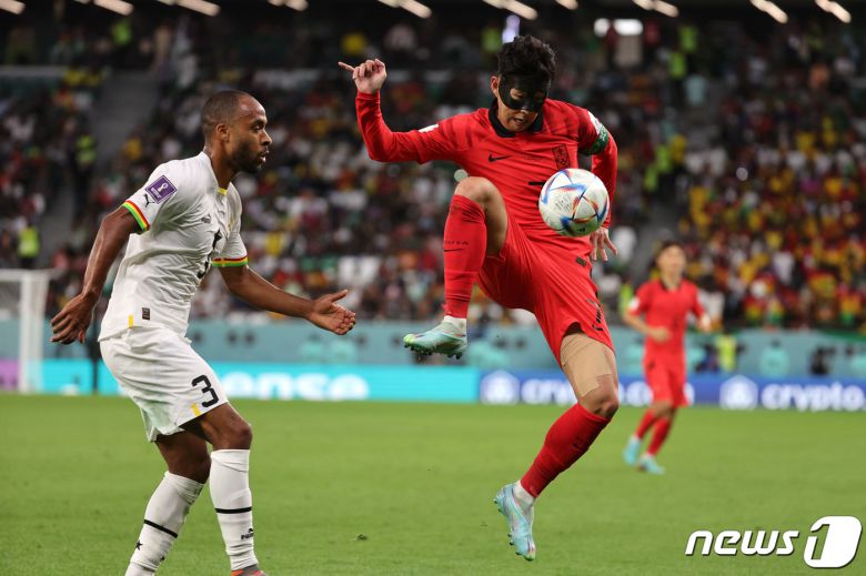 28일 오후(현지시간) 카타르 알라이얀 에듀케이션 시티 스타디움에서 열린 2022 카타르 월드컵 조별리그 H조 2차전 대한민국과 가나의 경기 후반, 대한민국 손흥민이 볼경합을 하고 있다. 2022.11.29/뉴스1 ⓒ News1 이광호 기자