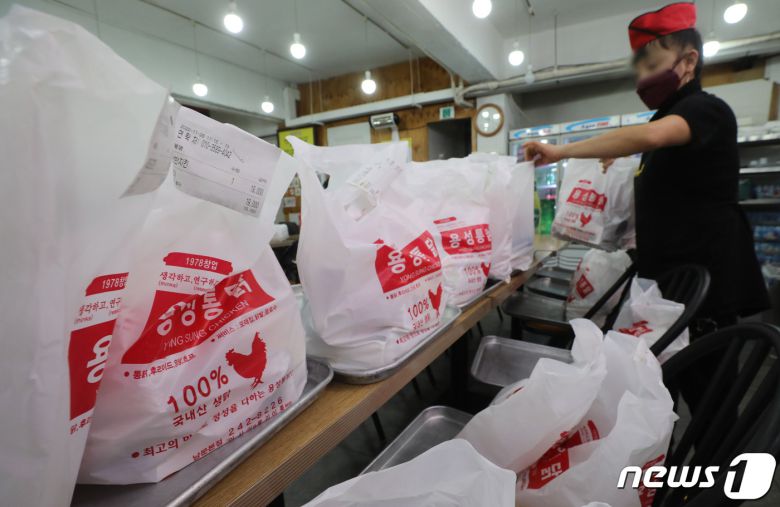 2022 카타르 월드컵 조별리그 H조 2차전 대한민국과 가나의 경기를 앞둔 28일 오후 경기 수원시 팔달구 수원통닭거리의 한 매장에서 상인들이 치킨을 포장하고 있다. 2022.11.28/뉴스1 ⓒ News1 김영운 기자