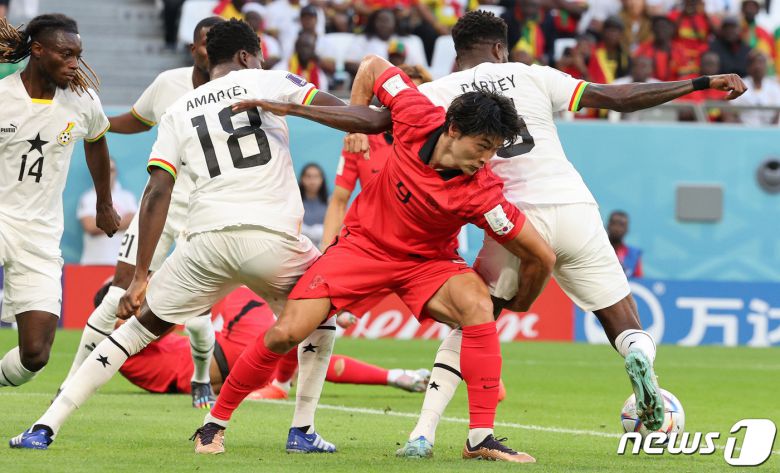 조규성이 28일 오후(현지시간) 카타르 알라이얀 에듀케이션 시티 스타디움에서 열린 2022 카타르 월드컵 조별리그 H조 2차전 대한민국과 가나의 경기에서 볼 경합을 펼치고 있다. 경기 결과는 한국의 2대3 석패. 2022.11.28/뉴스1 ⓒ News1 이동해 기자