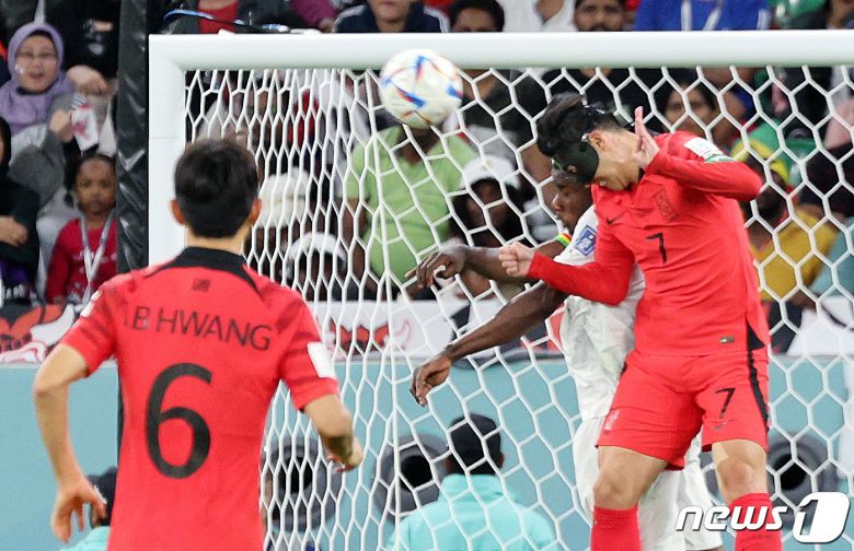 손흥민이 28일 오후(현지시간) 카타르 알라이얀 에듀케이션 시티 스타디움에서 열린 2022 카타르 월드컵 조별리그 H조 2차전 대한민국과 가나의 경기에서 헤더경합을 펼치고 있다. 경기 결과는 한국의 2대3 석패. 2022.11.29/뉴스1 ⓒ News1 이동해 기자