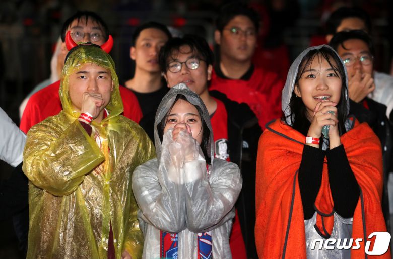붉은악마와 시민들이 28일 밤 서울 광화문광장에서 2022 카타르 월드컵 H조 조별리그 2차전 대한민국과 가나의 경기를 보며 응원하고 있다. 2022.11.28/뉴스1 ⓒ News1 김진환 기자