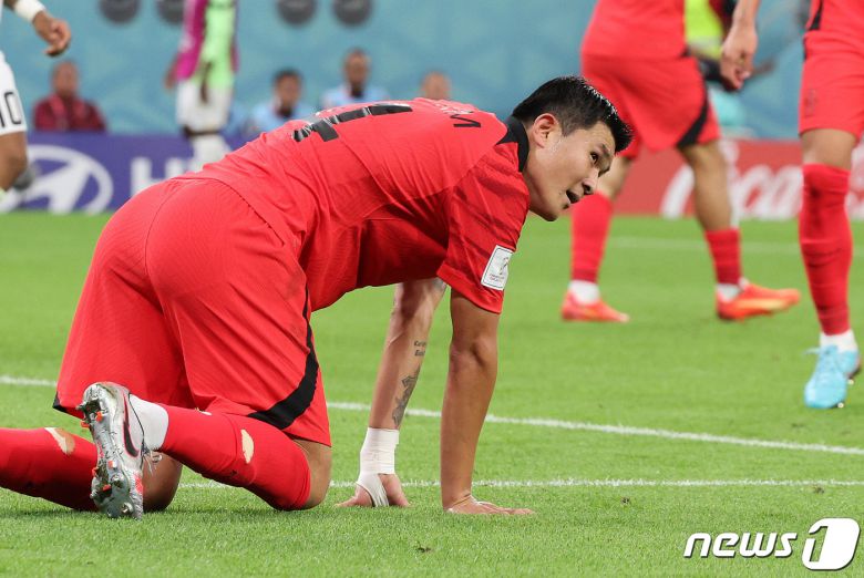 김민재가 28일 오후(현지시간) 카타르 알라이얀 에듀케이션 시티 스타디움에서 열린 2022 카타르 월드컵 조별리그 H조 2차전 대한민국과 가나의 경기에서 실점을 막아낸 뒤 볼을 바라보고 있다. 경기 결과는 한국의 2대3 석패. 2022.11.29/뉴스1 ⓒ News1 이동해 기자