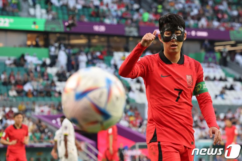 28일 오후(현지시간) 카타르 알라이얀 에듀케이션 시티 스타디움에서 열린 2022 카타르 월드컵 조별리그 H조 2차전 대한민국과 가나의 경기에서 손흥민이 공을 바라보고 있다. 2022.11.28/뉴스1 ⓒ News1 이동해 기자