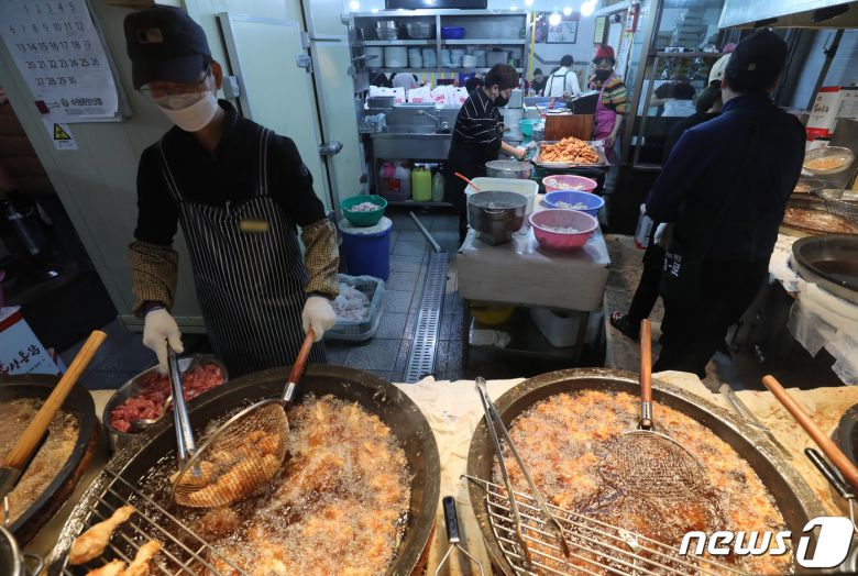 2022 카타르 월드컵 조별리그 H조 2차전 대한민국과 가나의 경기를 앞둔 28일 오후 경기 수원시 팔달구 수원통닭거리의 한 매장에서 상인들이 치킨을 튀기고 있다. 2022.11.28/뉴스1 ⓒ News1 김영운 기자