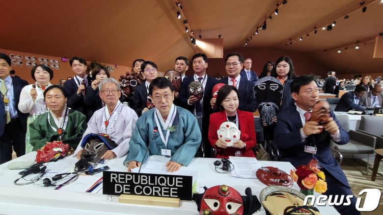 30일(현지시각) 모로코 라바타에서 열린 제17차 유네스코 무형유산보호협약 정부간위원회에서 ‘한국의 탈춤’이 유네스코 인류무형문화유산으로 등재되자 최응천 문화재청장(가운데)이 위원국들에게 감사연설을 하고 있다. ‘한국의 탈춤’은 춤과 노래, 연극을 아우르는 종합예술로, 사회 비판과 평등의 가치를 인정받아 한국의 22번째 유네스코 인류무형문화유산으로 이름을 올리게 되었다. (문화재청 제공) 2022.11.30/뉴스1 ⓒ News1 임세영 기자