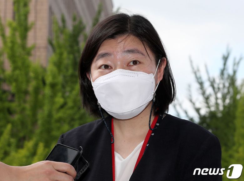 임은정 대구지방검찰청 부장검사가 '고소장 위조 부실수사' 등과 관련해 고발인 조사를 받기 위해 경기도 과천시 고위공직자범죄수사처로 출석하며 취재진 질문에 답하고 있다. 2022.8.16/뉴스1 ⓒ News1 박세연 기자