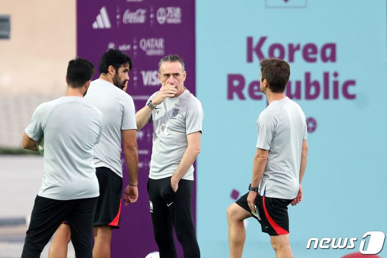 파울루 벤투 대한민국 축구대표팀 감독이 30일 오후(현지시간) 카타르 도하 알에글라 트레이닝센터에서 코치진과 대화를 나누고 있다. 벤투 감독은 가나전 경기에서 레드카드를 받으며 다가오는 포르투갈전 벤치에 앉을 수 없다. 2022.11.30/뉴스1 ⓒ News1 이동해 기자