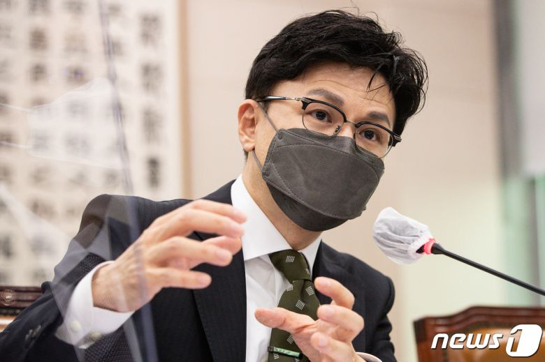 한동훈 법무부 장관이 지난달 14일 서울 여의도 국회에서 열린 제400회 국회(정기회) 법제사법위원회 제6차 전체회의에서 법안 관련 의원 질의에 답하고 있다. 2022.11.14/뉴스1 ⓒ News1 유승관 기자