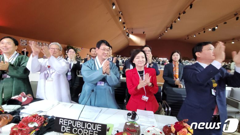 30일(현지시각) 모로코 라바타에서 열린 제17차 유네스코 무형유산보호협약 정부간위원회에서 ‘한국의 탈춤’이 유네스코 인류무형문화유산으로 등재되자 최응천 문화재청장(가운데)과 박상미 주(駐)유네스코 대표부 대사(오른쪽 두 번째) 등 정부 대표단이 관계자들과 기뻐하고 있다. ‘한국의 탈춤’은 춤과 노래, 연극을 아우르는 종합예술로, 사회 비판과 평등의 가치를 인정받아 한국의 22번째 유네스코 인류무형문화유산으로 이름을 올리게 되었다. (문화재청 제공) 2022.11.30/뉴스1 ⓒ News1 임세영 기자