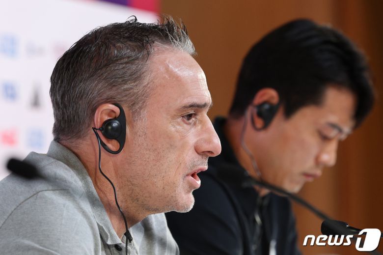 파울루 벤투 대한민국 축구대표팀 감독이 2022 카타르 월드컵 조별리그 H조 3차전 포르투갈과의 경기를 하루 앞둔 1일 오후(현지시간) 카타르 알라이얀의 메인프레스센터에서 기자회견을 하고 있다. 2022.12.1/뉴스1 ⓒ News1 이광호 기자
