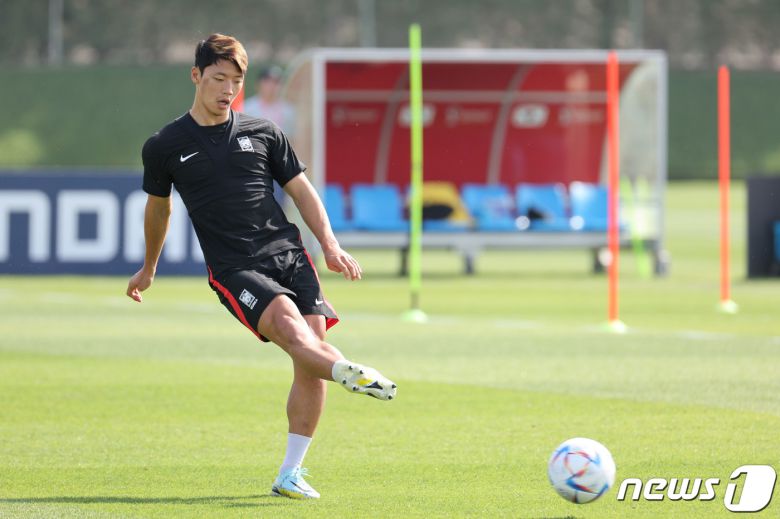 파울루 벤투 감독이 이끄는 대한민국 축구대표팀의 황희찬이 27일 오전(현지시간) 카타르 도하 알에글라 트레이닝센터에서 훈련을 하고 있다. 2022.11.27/뉴스1 ⓒ News1 이광호 기자