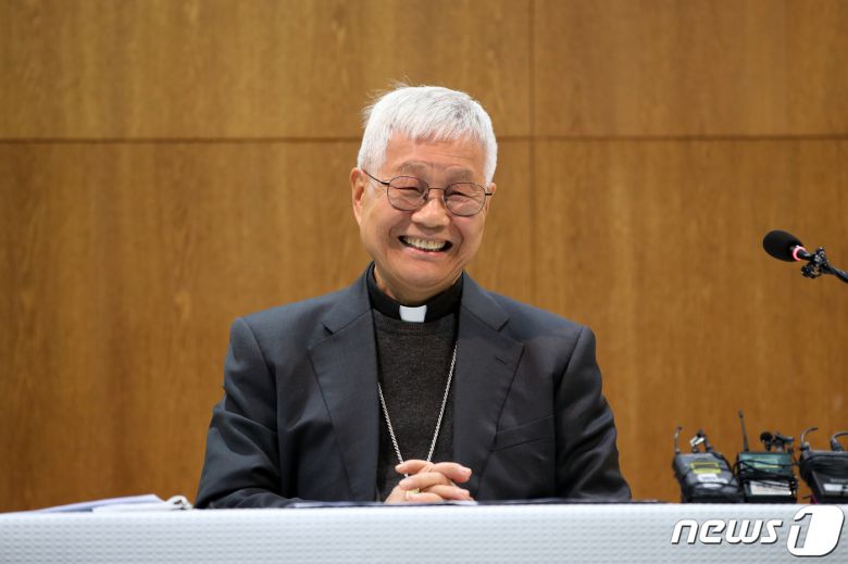 유흥식 추기경(교황청 성직자부 장관)이 2일 오후 서울 광진구 한국천주교중앙협의회에서 국내 기자회견을 하고 있다. 2022.12.2/뉴스1 ⓒ News1 이승배 기자