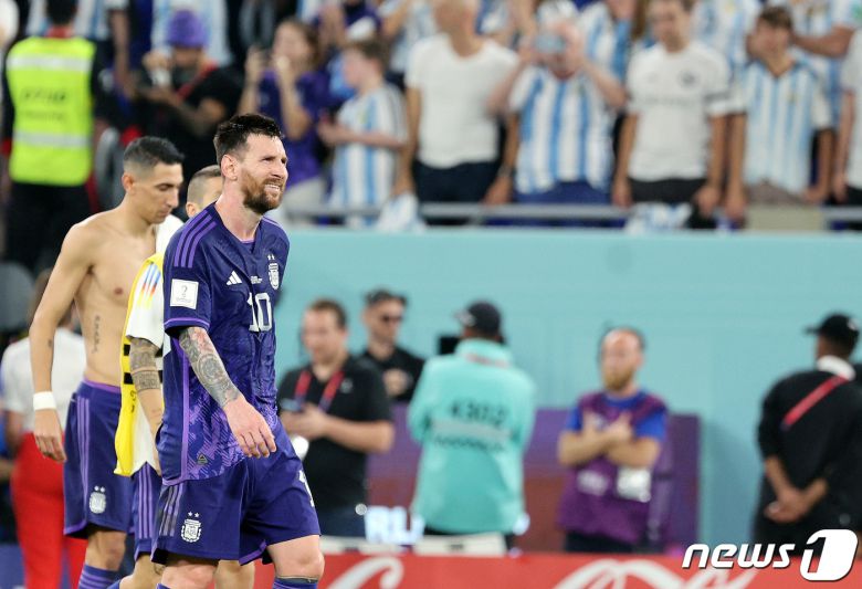 아르헨티나 리오넬 메시가 30일 저녁(현지시간) 카타르 도하 스타디움974에서 열린 2022카타르 월드컵 조별리그 C조 3차전 폴란드와 아르헨티나의 경기를 마친 뒤 미소 짓고 있다. 경기 결과는 아르헨티나의 2대0 승리. 폴란드는 멕시코와 승점이 같지만 골득실 우위로 16강 진출 티켓을 따냈다. 2022.12.1/뉴스1 ⓒ News1 이동해 기자